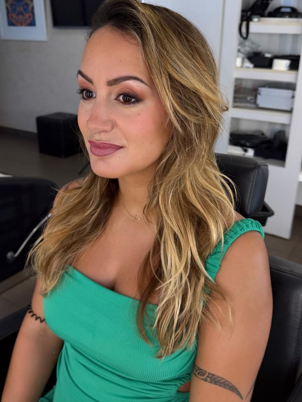 Maquillage glam cheveux bouclés — beauté événement Nouméa