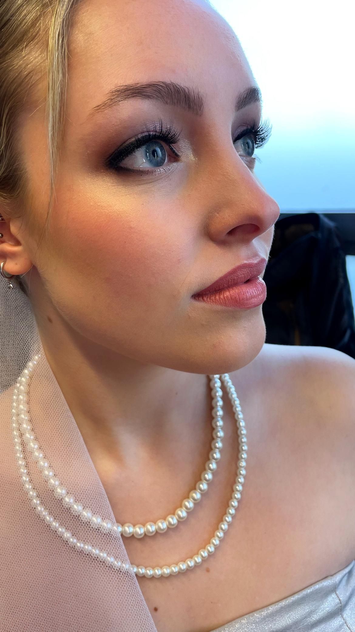 Maquillage smoky eye et lèvres rouge — maquilleuse professionnelle Nouméa